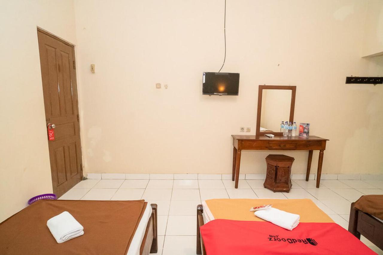 Hotel RedDoorz near Kampus 3 UTY Jogyakarta Zewnętrze zdjęcie